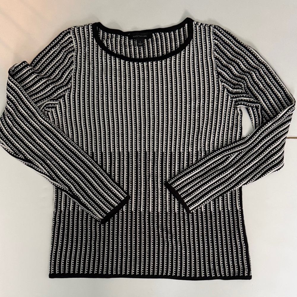 Ann Taylor Black and White Striped Knit lightweight sweater Top Medium EUC